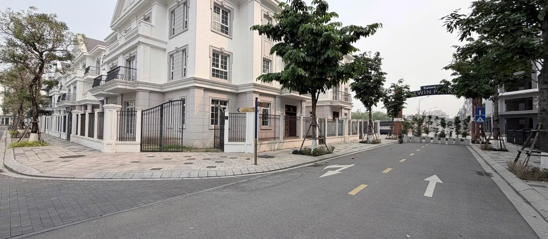 Biệt thự lô góc 4 tầng tại Gia Lâm, mặt tiền rộng 20m,trung tâm Trâu Quỳ, giáp Vin1,tiện ích vô kể... Bán biệt thự, liền kề tại Gia Lâm, Hà Nội 01
