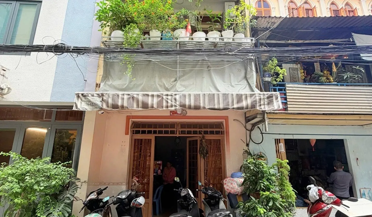 Nhà 3 tầng hẻm xe hơi Quận 1, gần cầu Ba Son... Bán nhà riêng tại Sài Gòn, Hồ Chí Minh 01