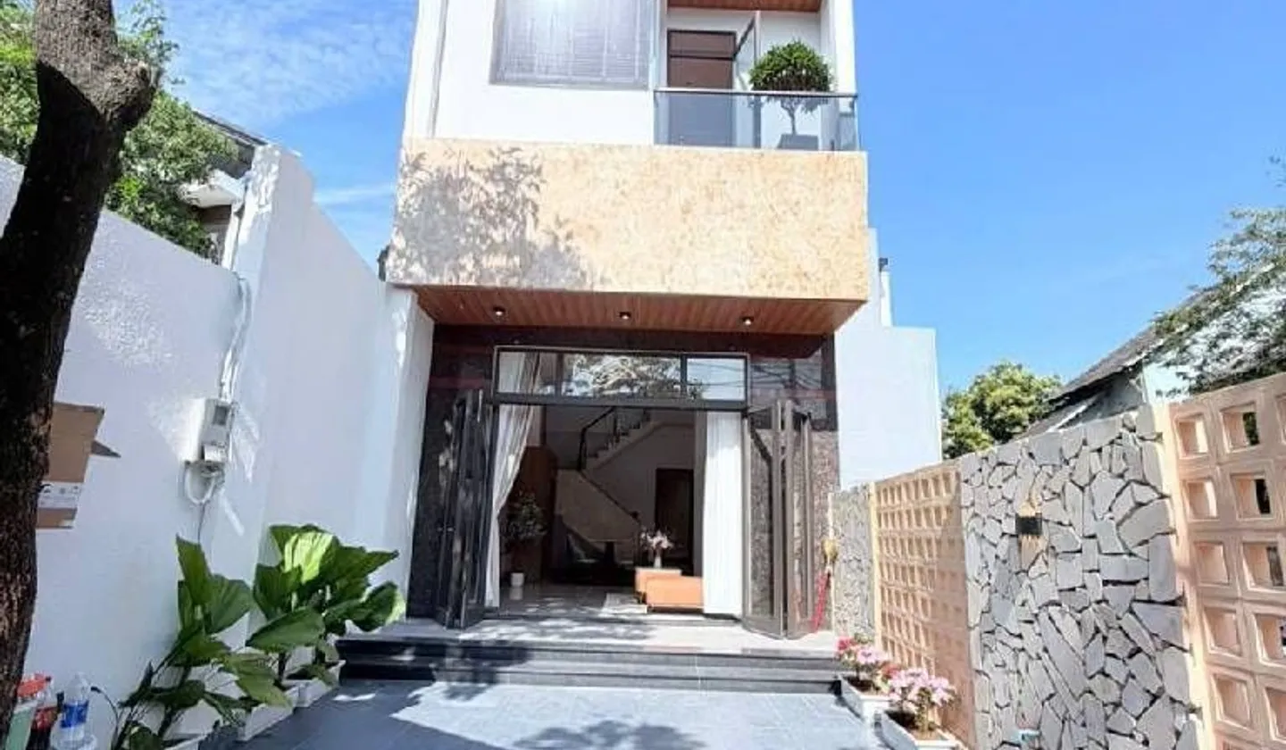 Cơ hội hiếm có sở hữu nhà mặt phố 3 tầng ở Hòa Khánh, Đà Nẵng chỉ 7.9 tỷ... Bán nhà mặt phố tại Hòa Khánh, Đà Nẵng 01