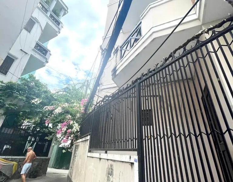Nhà lô góc hẻm xe hơi Quận 3, rộng rãi, sẵn ở ngay... Bán nhà riêng tại Nhiêu Lộc, Hồ Chí Minh 01