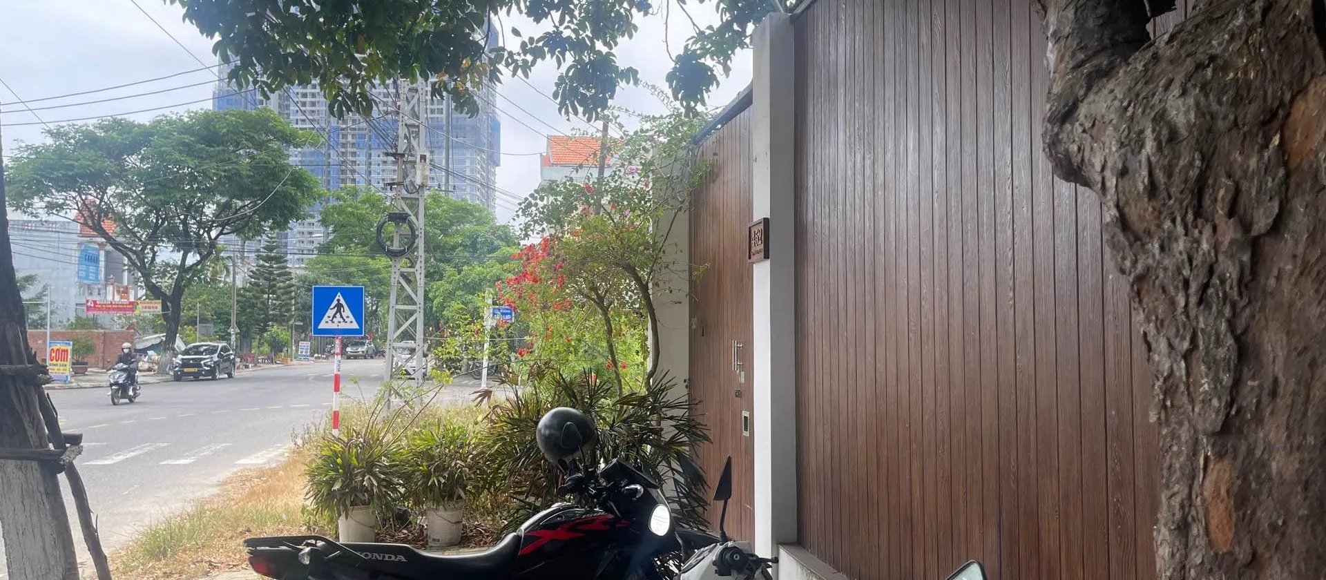 Bán nhà mặt phố tại quận Ngũ Hành Sơn, Đà Nẵng, vị trí sát biển, diện tích 165.1 m2... Bán nhà mặt phố tại Ngũ Hành Sơn, Đà Nẵng 01