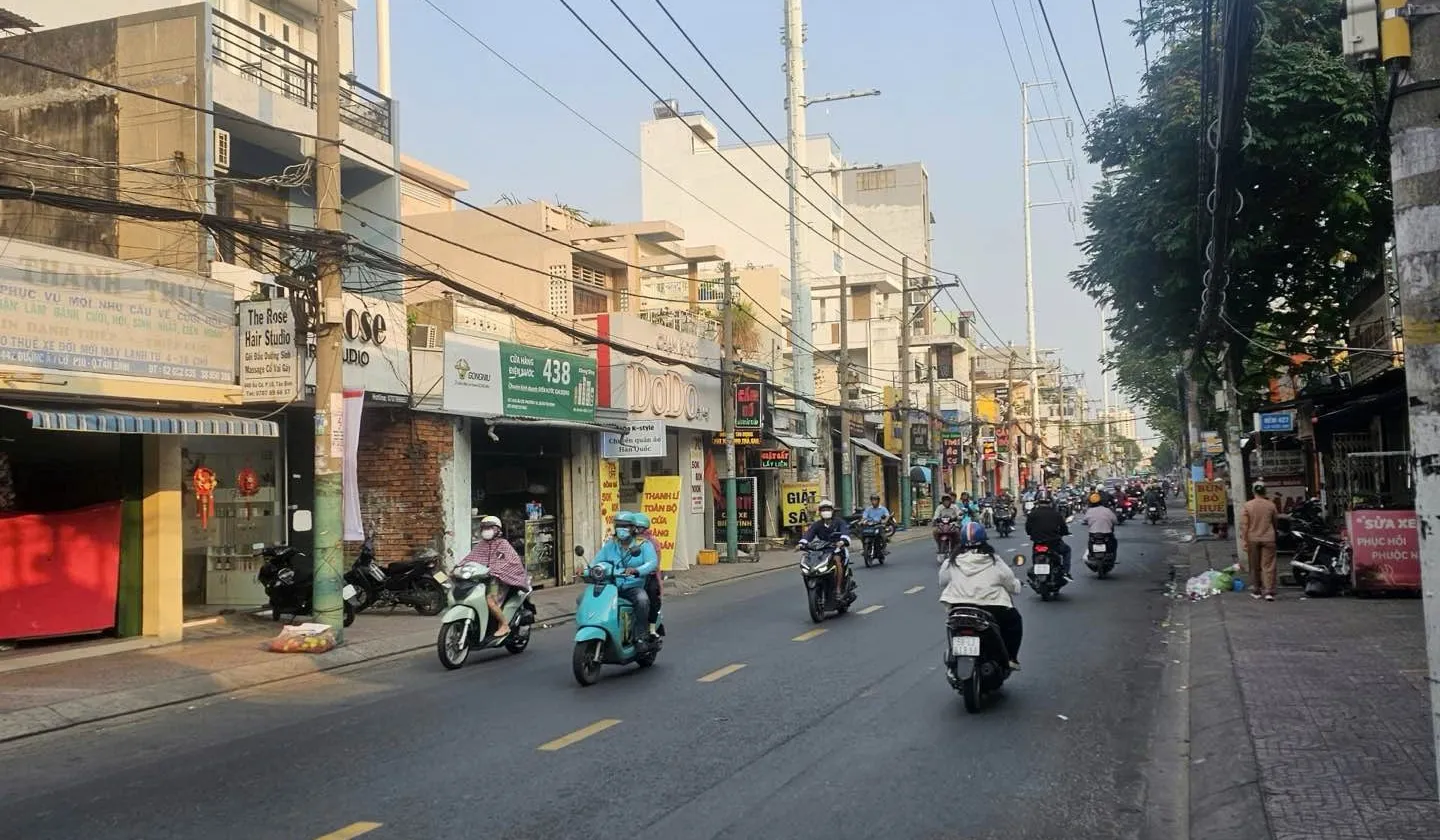 Nhà mặt phố Âu Cơ, kinh doanh sầm uất, mặt tiền rộng 10m tại Tân Phú... Bán nhà mặt phố tại Tân Phú, Hồ Chí Minh 01