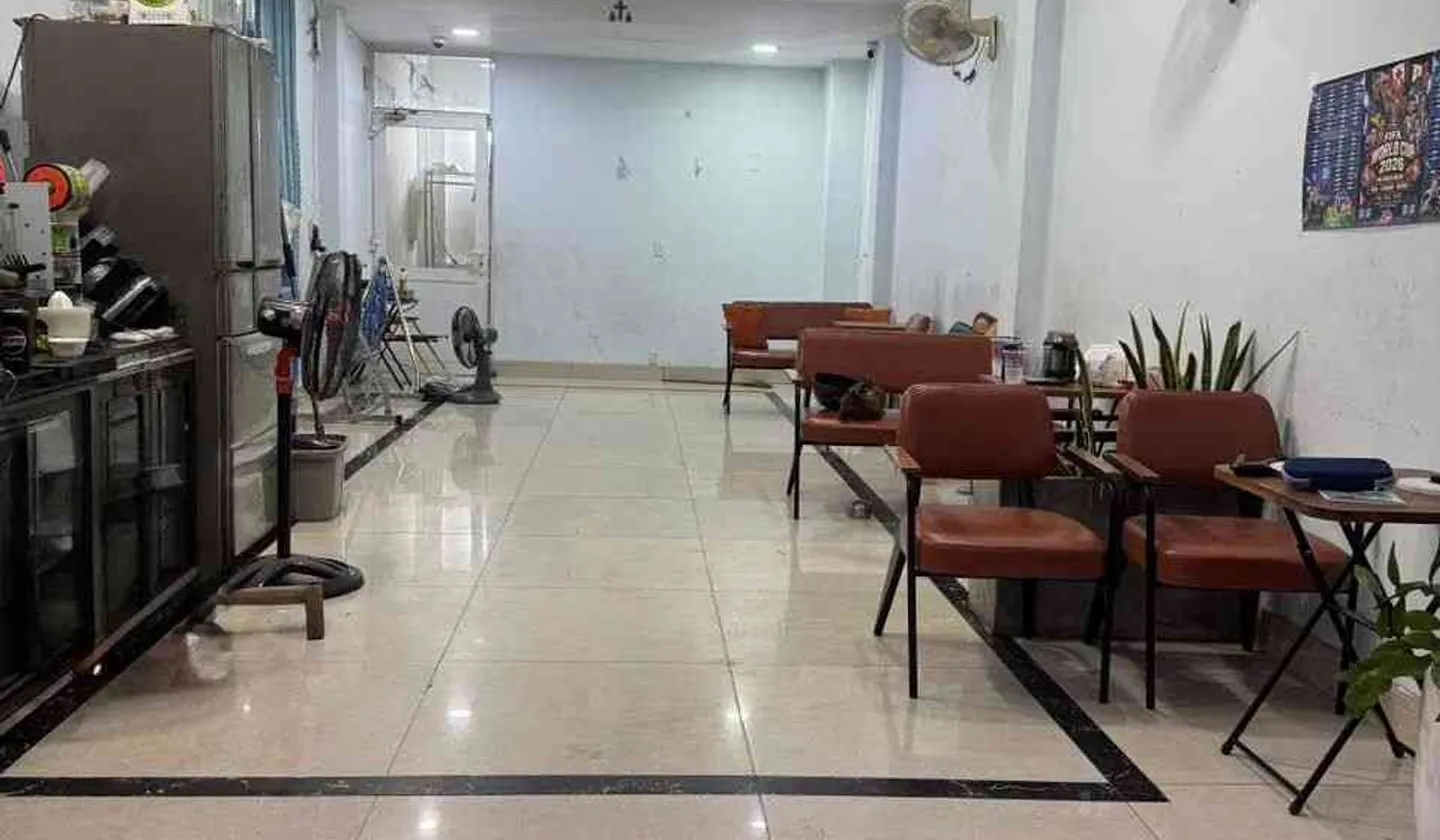 _ Nhà thiết kế cầu thang cuối nên rất rộng
Gồm: 3 PN - 4WC - mặt bằng kinh doanh nước,sinh tố v.... Bán nhà mặt phố tại Tân Sơn Nhất, Hồ Chí Minh 01
