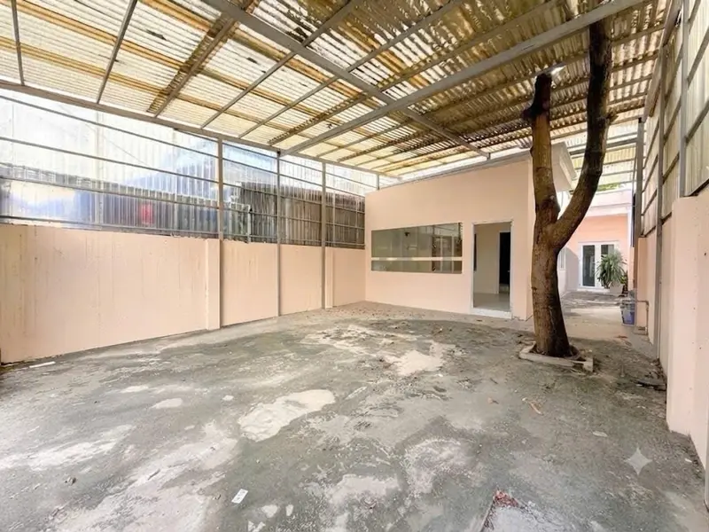 Nhà cấp 4: 6.5x16.6 ( xe hơi đậu trong nhà), rộng rãi thoáng mát, thích hợp làm văn phòng công ty.... Bán nhà riêng tại Nhà Bè, Hồ Chí Minh 01
