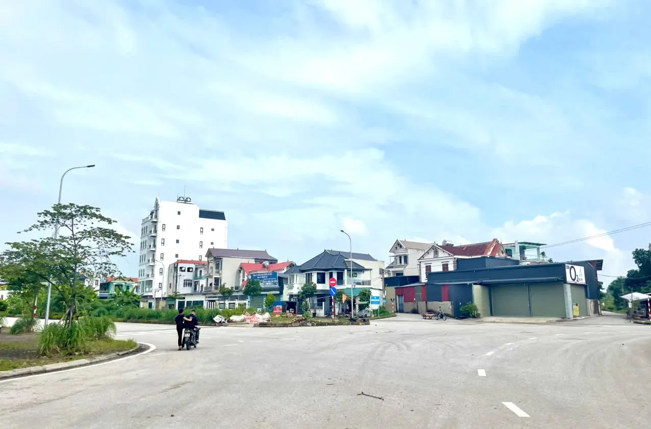 NHÀ 3 TẦNG 1 TUM MỚI XÂY ĐẦU 2025 - LÔ GÓC NỞ HẬU-TRỤC CHÍNH KINH DOANH OTO TRÁNH DỪNG ĐỖ NGÀY ĐÊM... Bán nhà mặt phố tại Sóc Sơn, Hà Nội 01