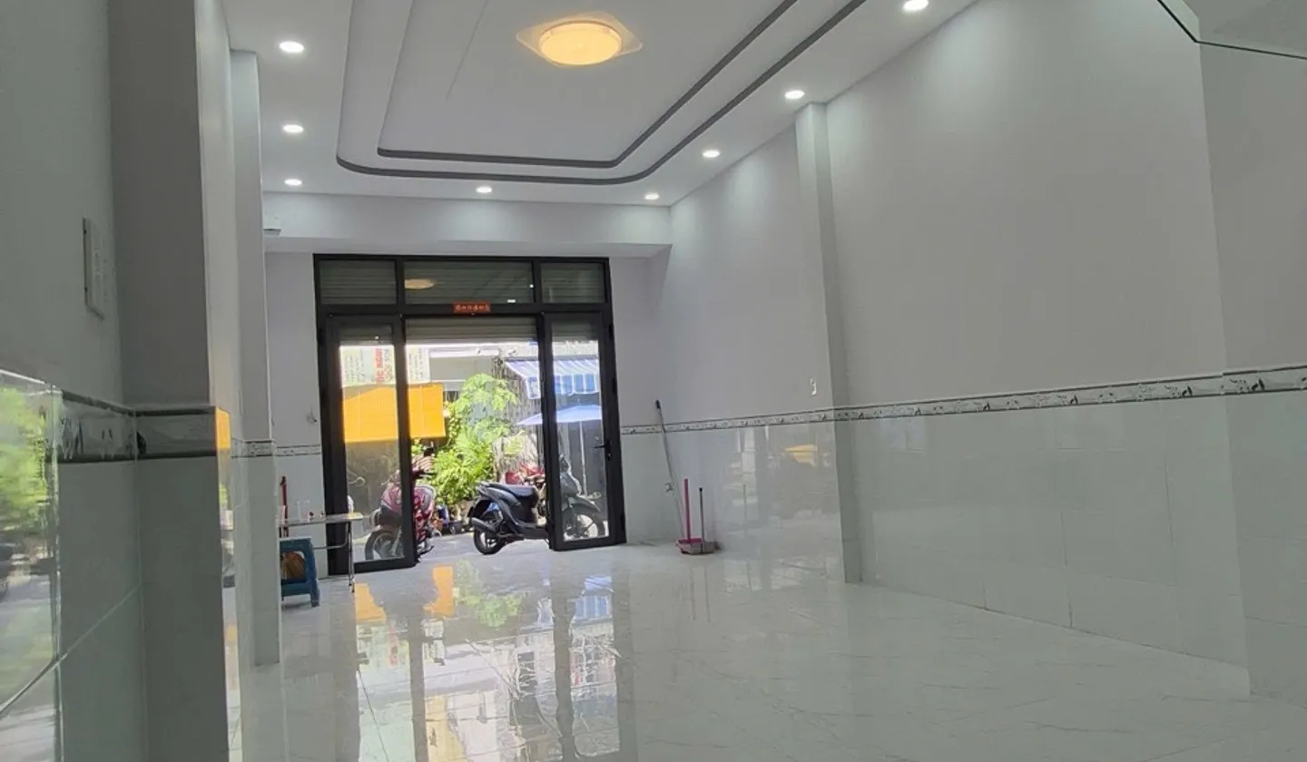 - Nhà 3 tầng BTCT có 3 PN 4WC, 1 sân thượng phía trước tầng 3 Mái BTCT.... Bán nhà riêng tại Bình Thới, Hồ Chí Minh 01