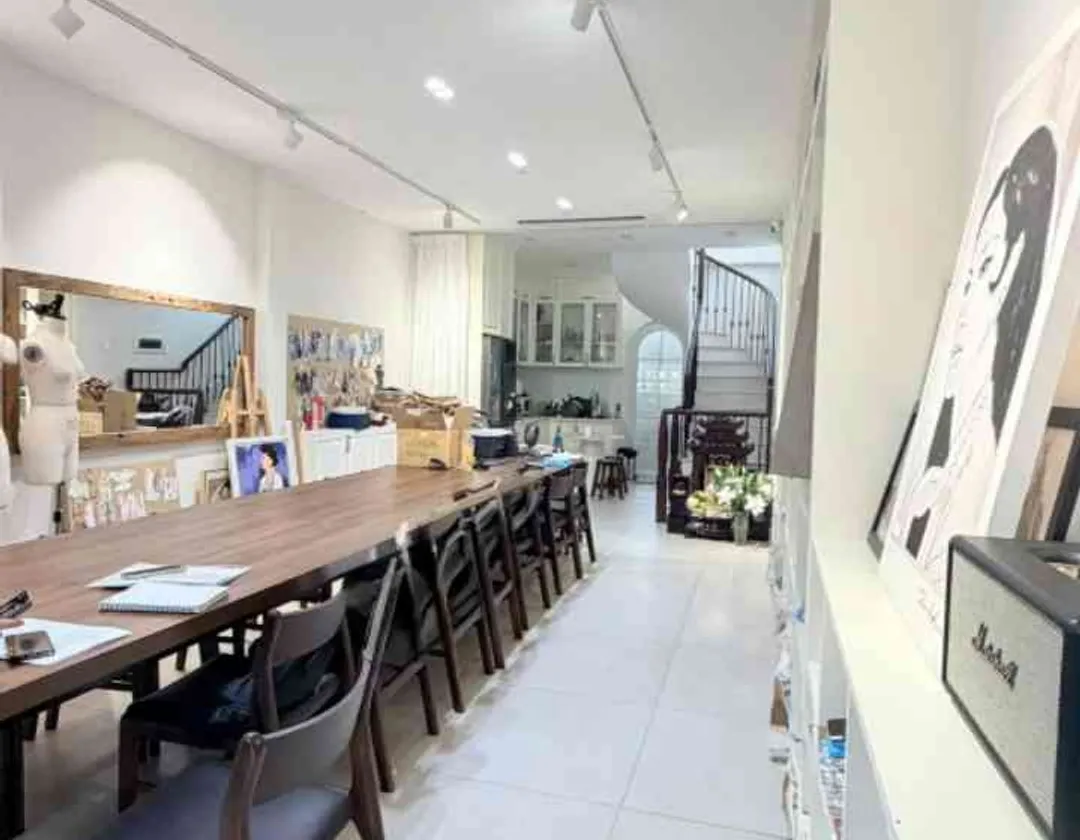 HẺM XE TẢI - NHÀ ĐẸP - NỘI THẤT XỊN - HOÀNG SA - KHÔNG GIAN ĐÓN ÁNH SÁNG TỰ NHIÊN - THOÁNG MÁT... Bán nhà riêng tại Tân Sơn Nhất, Hồ Chí Minh 01