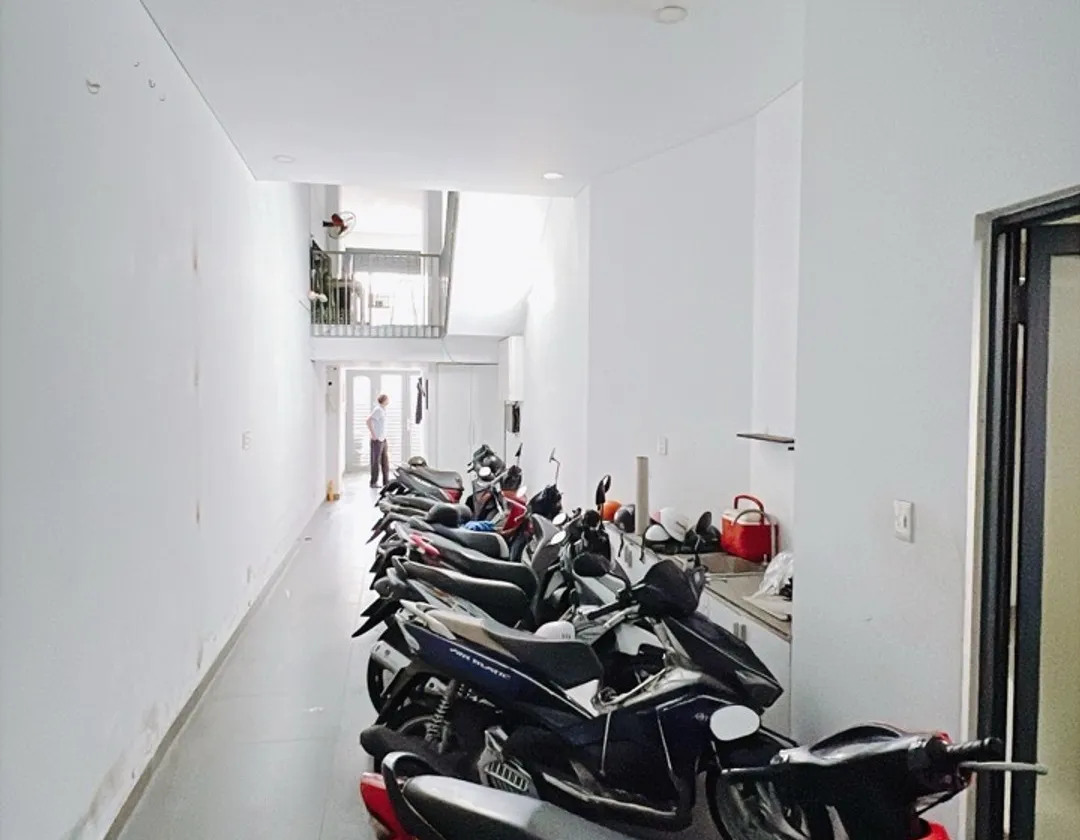 MT CHỢ HOÀNG DIỆU - DÒNG TIỀN 300TR/NĂM - 5 TẦNG HC ĐỦ - NỞ HẬU... Bán nhà riêng tại Khánh Hội, Hồ Chí Minh 01
