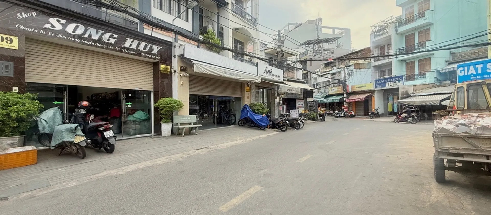 MT NGUYỄN DU – GẦN 100M² – NGANG 4,6M – 4 TẦNG BTCT
📐 4,6 × 21m | Vuông đẹp
🏢 1 trệt + 2 lầu + ST... Bán nhà mặt phố tại Hạnh Thông, Hồ Chí Minh 01