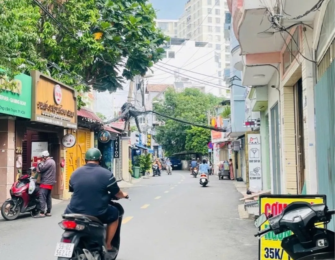 Nhà 2 Tầng Hiếm Có Gần Mặt Tiền Thích Quảng Đức Giá Tốt... Bán nhà riêng tại Đức Nhuận, Hồ Chí Minh 01