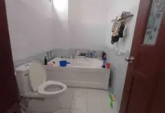 - 1 nửa nhà tầng trệt trống để xe hơi 7 chỗ, 1 phòng bếp, 1 phòng khách, 1 phòng thờ, 5 phòng ngủ,... Bán nhà mặt phố tại An Lạc, Hồ Chí Minh 05
