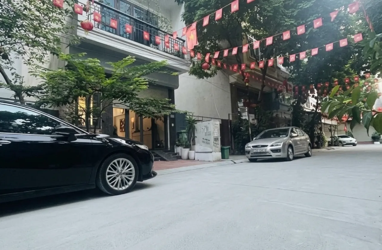 🏡 HIM LAM - VẠN PHÚC - PHÂN LÔ .
DT 55M. VỈA HÈ RỘNG 3M - OTO ĐỖ CỬA- KINH DOANH. GIÁ CHỈ 14TỶ... Bán biệt thự, liền kề tại Hà Đông, Hà Nội 01