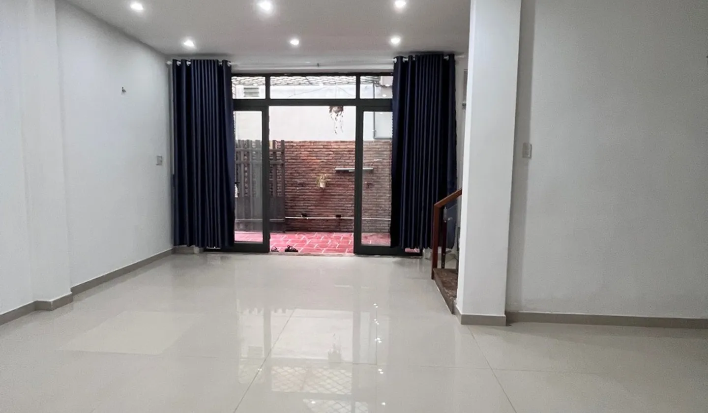 Bán nhà riêng 3 tầng tại trung tâm Hải Châu, Đà Nẵng, diện tích 71.9m², giá ưu đãi... Bán nhà riêng tại Hải Châu, Đà Nẵng 01