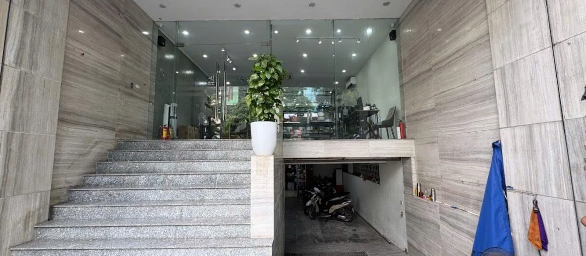 Toà VP Mặt Phố Gần Hồ Tây
Kinh doanh đỉnh, mặt tiền lớn giá trị bền vững... Bán nhà mặt phố tại Tây Hồ, Hà Nội 01
