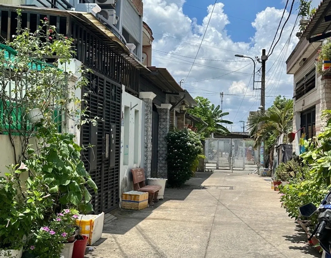 Cơ hội sở hữu nhà đẹp hẻm ô tô gần ngã tư Trung Chánh giá 3,1 tỷ... Bán nhà riêng tại Bà Điểm, Hồ Chí Minh 01