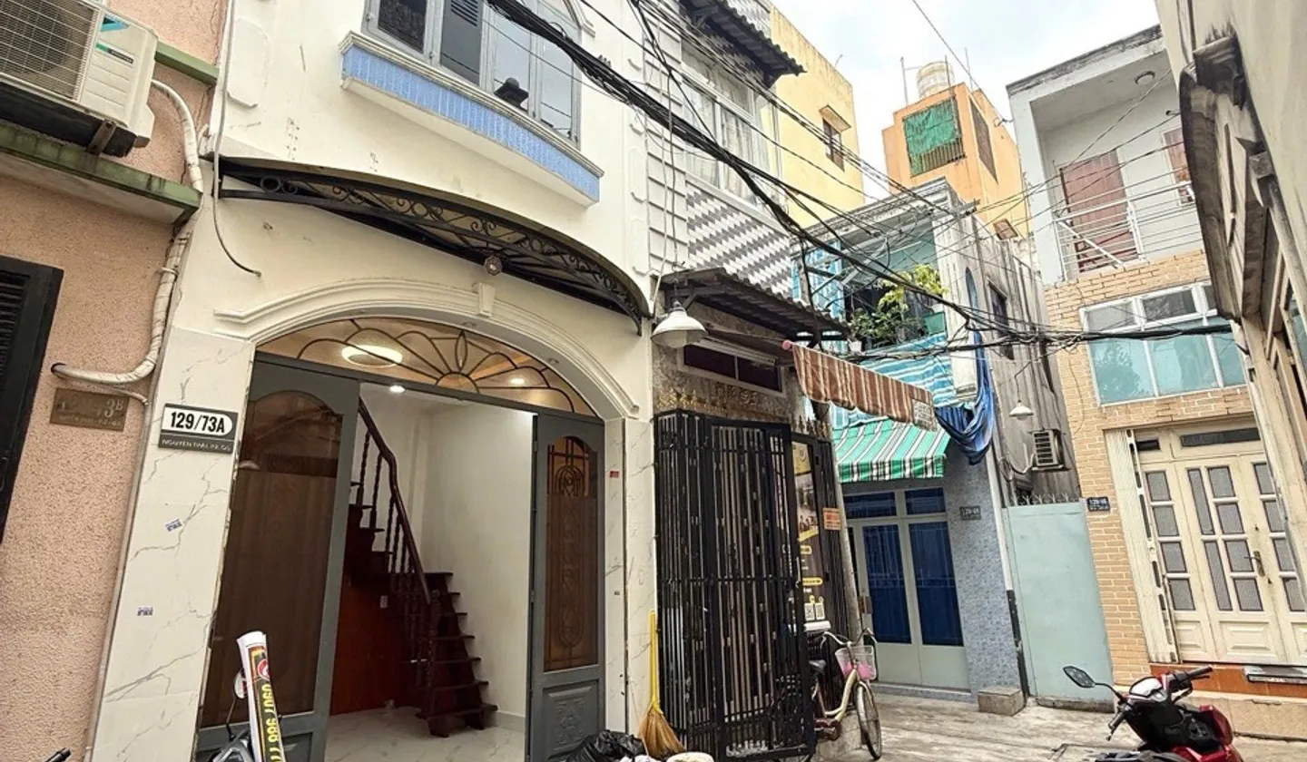 Nằm trong hẻm một sẹc rộng, cách mặt tiền đường lớn chỉ hơn 100m, căn nhà sở hữu vị trí cực kỳ thuậ... Bán nhà riêng tại Chợ Quán, Hồ Chí Minh 01