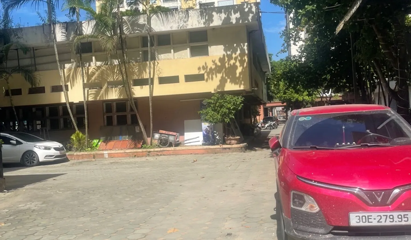 VỊ TRÍ NHÀ ĐẸP - GẦN CHỢ- GẦN TRƯỜNG -NGAY UBND - XUNG QUANH KINH DOANH SẦM UẤT
 nhà H4 tầng 4 phò... Bán căn hộ chung cư tại Việt Hưng, Hà Nội 01