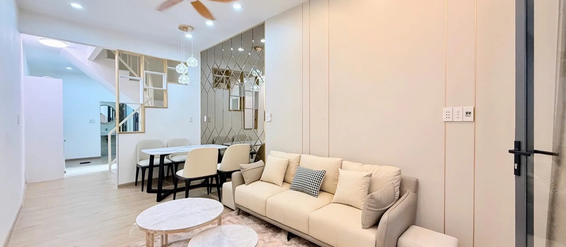 Nhà 2 tầng tại Quận 10 có con hẻm cực thoáng giá dưới 6 tỷ. Anh chị xem ngay nhé.... Bán nhà riêng tại Vườn Lài, Hồ Chí Minh 01