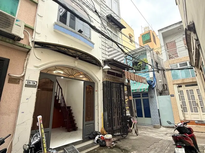 Nằm trong hẻm một sẹc rộng, cách mặt tiền đường lớn chỉ hơn 100m, căn nhà sở hữu vị trí cực kỳ thuậ... Bán nhà riêng tại Chợ Quán, Hồ Chí Minh 01