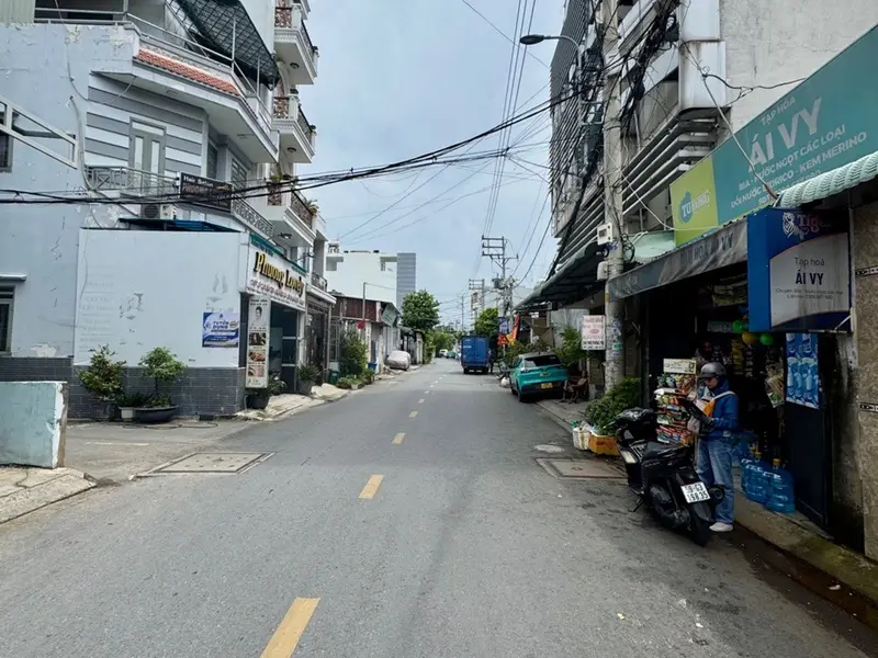 Hẻm như mặt tiền, rộng 12M có lề, kinh doanh buôn bán, làm văn phòng cty, dân trí... Bán nhà riêng tại Trung Mỹ Tây, Hồ Chí Minh 01