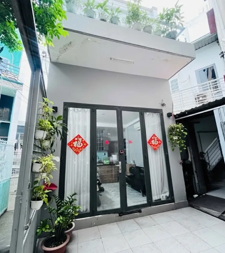 Chủ giám giá nhà riêng 2 tầng, 2PN 2WC, có sân và ban công – Giá 3,89 tỷ... Bán nhà riêng tại Bình Đông, Hồ Chí Minh 01