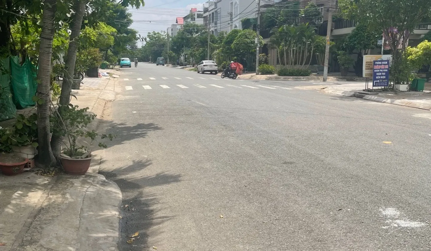 Bán nhà mặt phố phường Đông, nhà 4 tầng kiên cố, mặt tiền rộng 5m, giá 11,5 tỷ
VDQ8411... Bán nhà mặt phố tại Bình Đông, Hồ Chí Minh 01