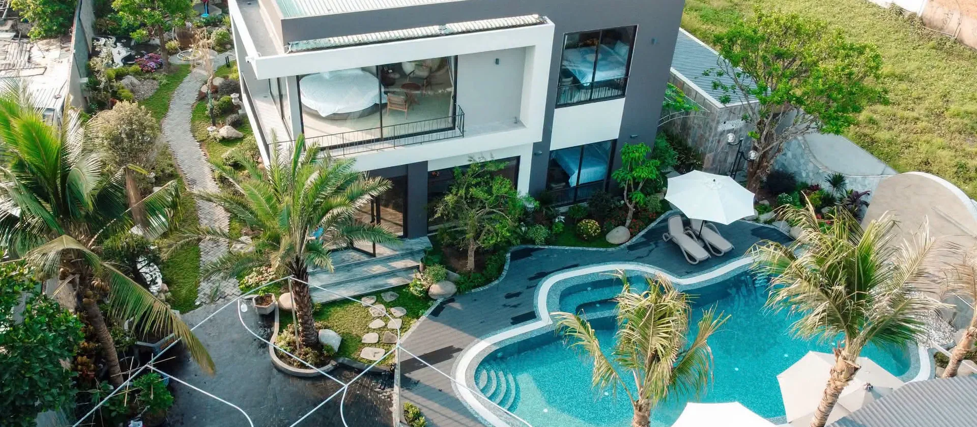 VILLA NGHỈ DƯỠNG GIỮA LÒNG SÀI GÒN - hơn 700m2 - HỒ BƠI & SÂN VƯỜN - TRUNG TÂM THỦ ĐỨC... Bán nhà mặt phố tại Thủ Đức, Hồ Chí Minh 01