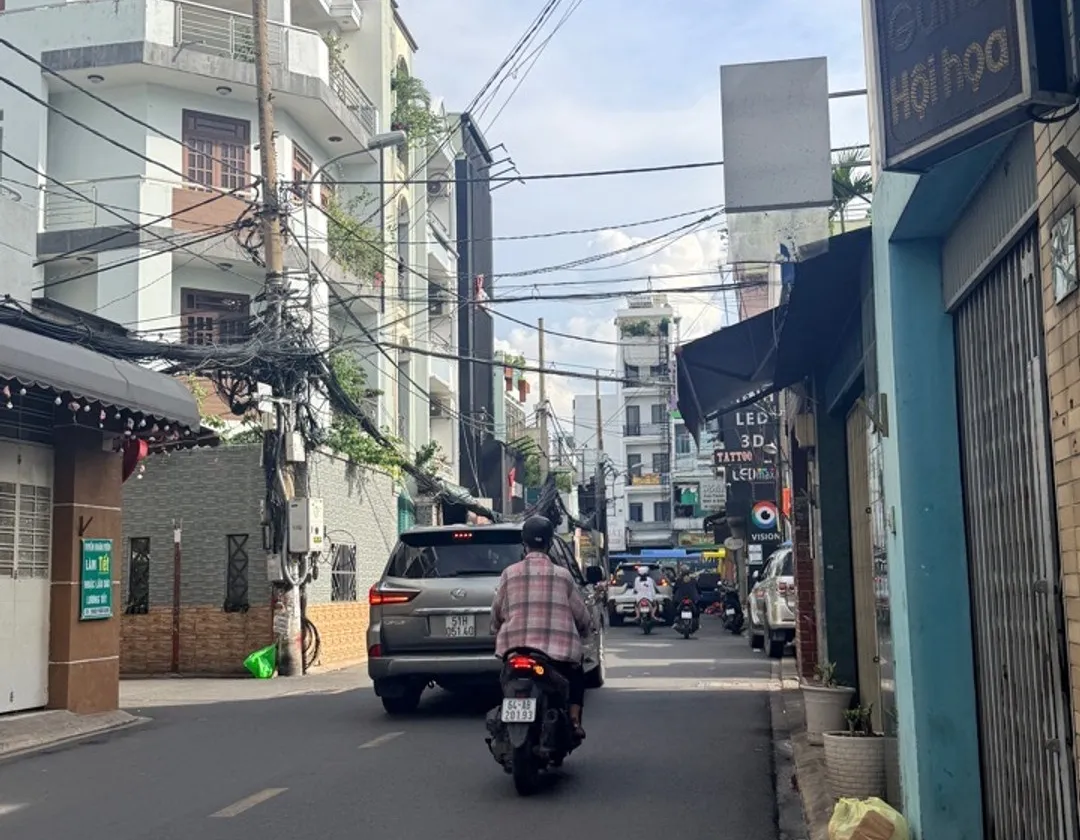 Nhà 3 tầng rộng thoáng, gần trung tâm Tân Bình, xe hơi vào nhà... Bán nhà riêng tại Tân Sơn Nhất, Hồ Chí Minh 01