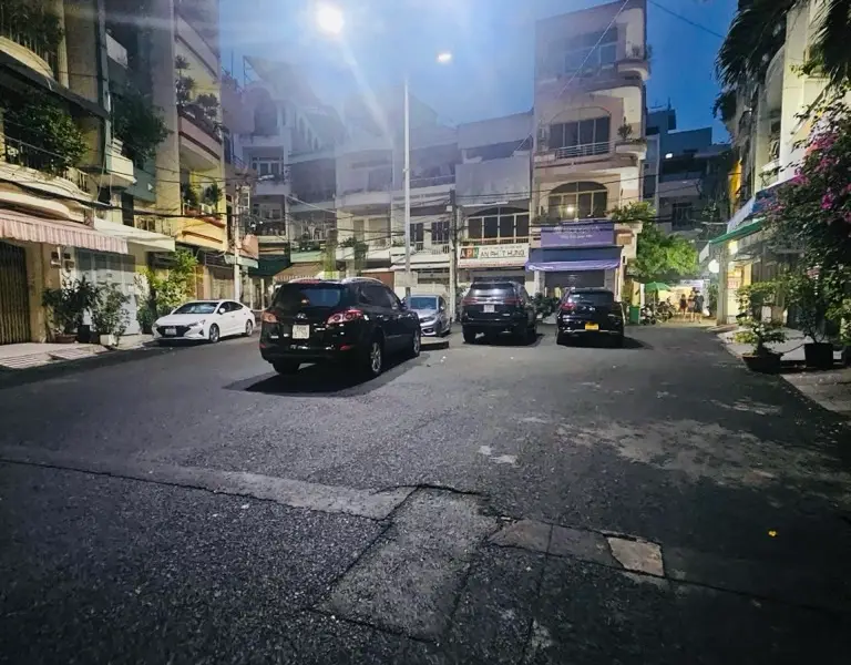 Nhà 5 tầng hẻm xe tải Quận 10 sầm uất, giá cực tốt... Bán nhà riêng tại Hòa Hưng, Hồ Chí Minh 01