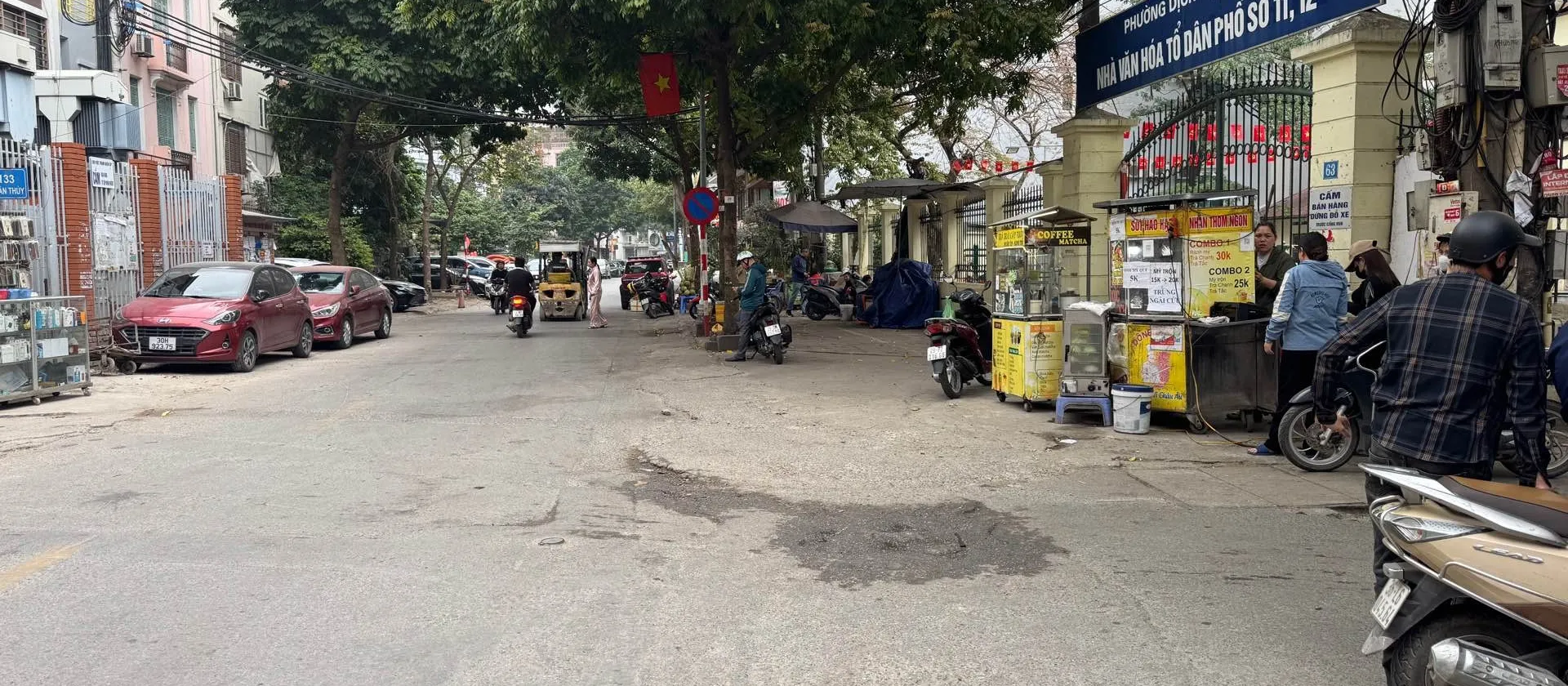 VỊ TRÍ TẠO LÊN GIÁ TRỊ - MẶT PHỐ LÔ GÓC 2 MẶT TIỀN - MẶT TIỀN TO NGANG SÂN BÓNG ĐÁ (CẦN BÁN)... Bán nhà mặt phố tại Cầu Giấy, Hà Nội 01