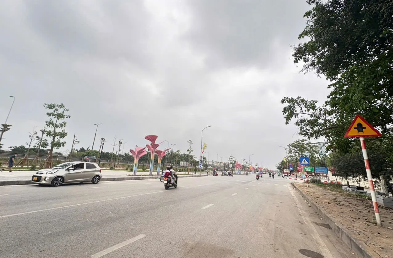 MẶT PHỐ KINH DOANH SẦM UẤT NGÀY ĐÊM-SẴN KIOT DÒNG TIỀN ĐỀU HÀNG THÁNG-NGAY BV NHIỆT ĐỚI-GẦN KCN BẮC... Bán nhà mặt phố tại Thiên Lộc, Hà Nội 01
