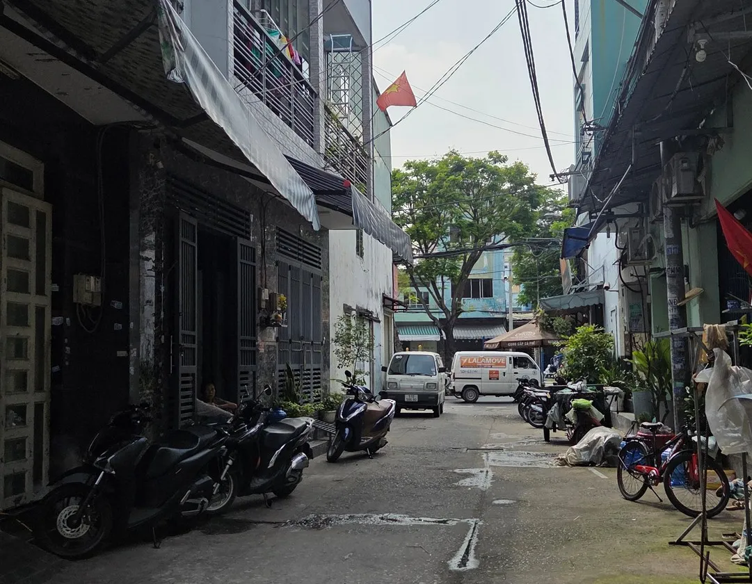 Nhà 2 tầng Kênh Nước Đen, hẻm xe hơi rộng, giá sốc giảm ngay 300 triệu... Bán nhà riêng tại Bình Hưng Hòa, Hồ Chí Minh 01