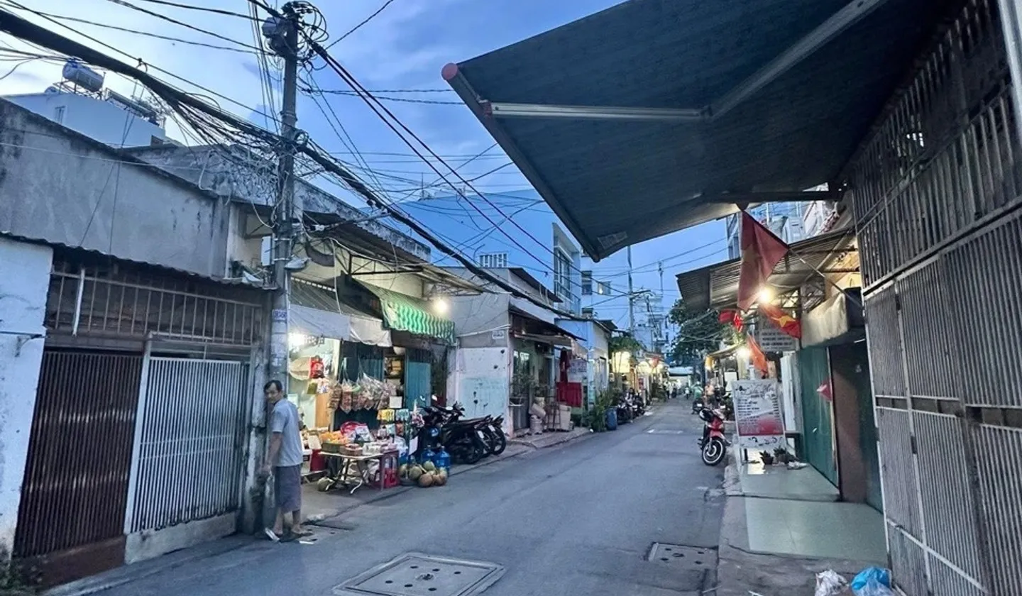 63 tr/1m2, nhà 2 tầng 67m2, ngang 6m, sát Nhà Thi Đấu Đa Năng Quận 7, hẻm xe hơi 5m, 4Pn, Không QH... Bán nhà riêng tại Tân Thuận, Hồ Chí Minh 01