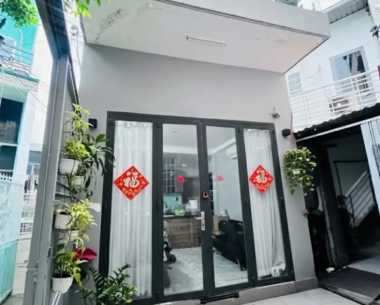 Chủ giám giá nhà riêng 2 tầng, 2PN 2WC, có sân và ban công – Giá 3,89 tỷ... Bán nhà riêng tại Bình Đông, Hồ Chí Minh 01