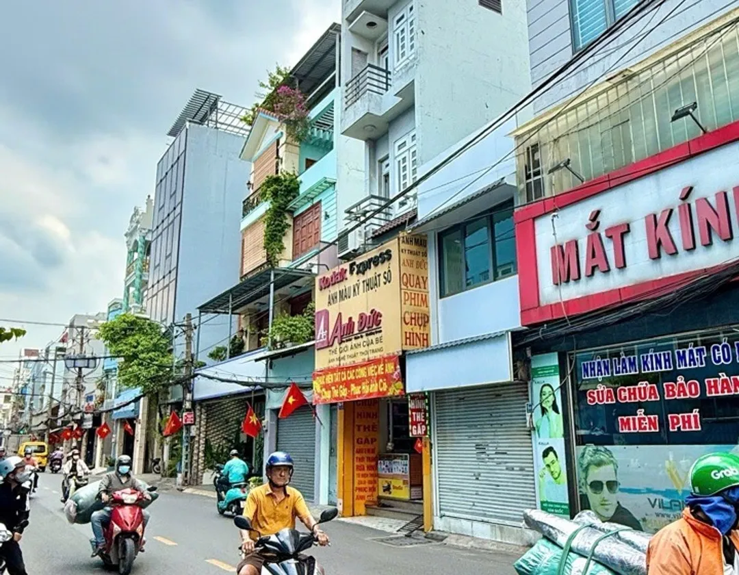 Mặt tiền đường mà giá trong hẻm. Nhà mới chỉ dọn vào ở. Nở hậu tài lộc... Bán nhà mặt phố tại Bảy Hiền, Hồ Chí Minh 01