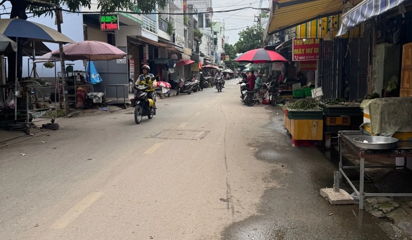 MẶT TIỀN NHÀ 4 TẦNG BÊ TÔNG CỐT THÉP +SÂN THƯỢNG THOÁNG MÁT... Bán nhà mặt phố tại Bình Hưng Hòa, Hồ Chí Minh 01