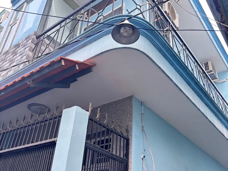 Nhà lô góc 2 tầng thoáng mát, hẻm thông các ngã, giá tốt... Bán nhà riêng tại Nhiêu Lộc, Hồ Chí Minh 01