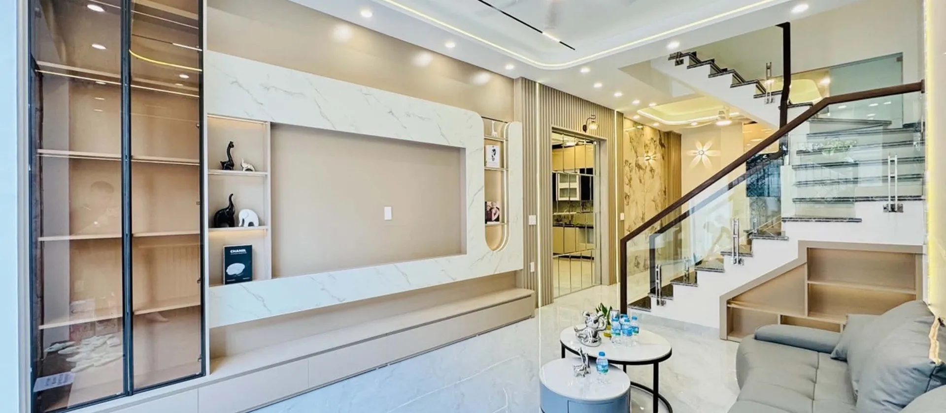 🏡 NHÀ ĐẸP KIỀU HẠ – NGÕ 3m, Ô TÔ ĐỖ cửa

📐 Thông số:

Diện tích: 41.9m2
Xây 4 tầng kiên cố... Bán nhà riêng tại Đông Hải, Hải Phòng 01