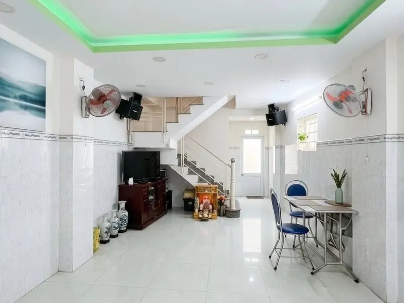 Nhà Tân Bình - Lạc Long Quân, 3 tầng ở ngay - KD - ngang hơn 4m - dài hơn 10m - hơn 5 tỷ.... Bán nhà riêng tại Bảy Hiền, Hồ Chí Minh 01