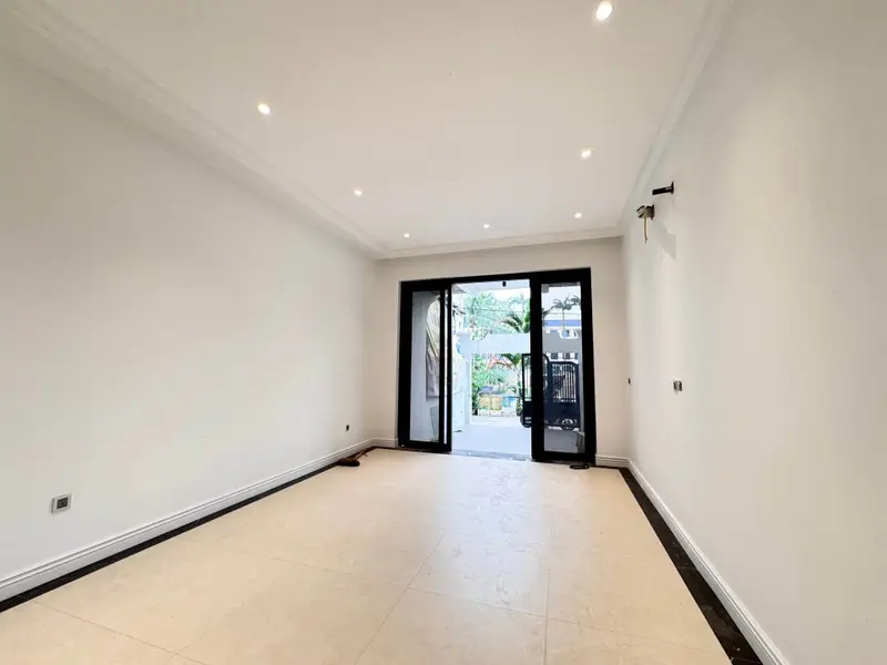 Cơ hội vàng sở hữu nhà mặt hồ Long Biên. DT 100m2, Ô tô vào nhà, thang máy, 2 mặt thoáng. Chỉ 14 tỷ... Bán nhà riêng tại Việt Hưng, Hà Nội 01