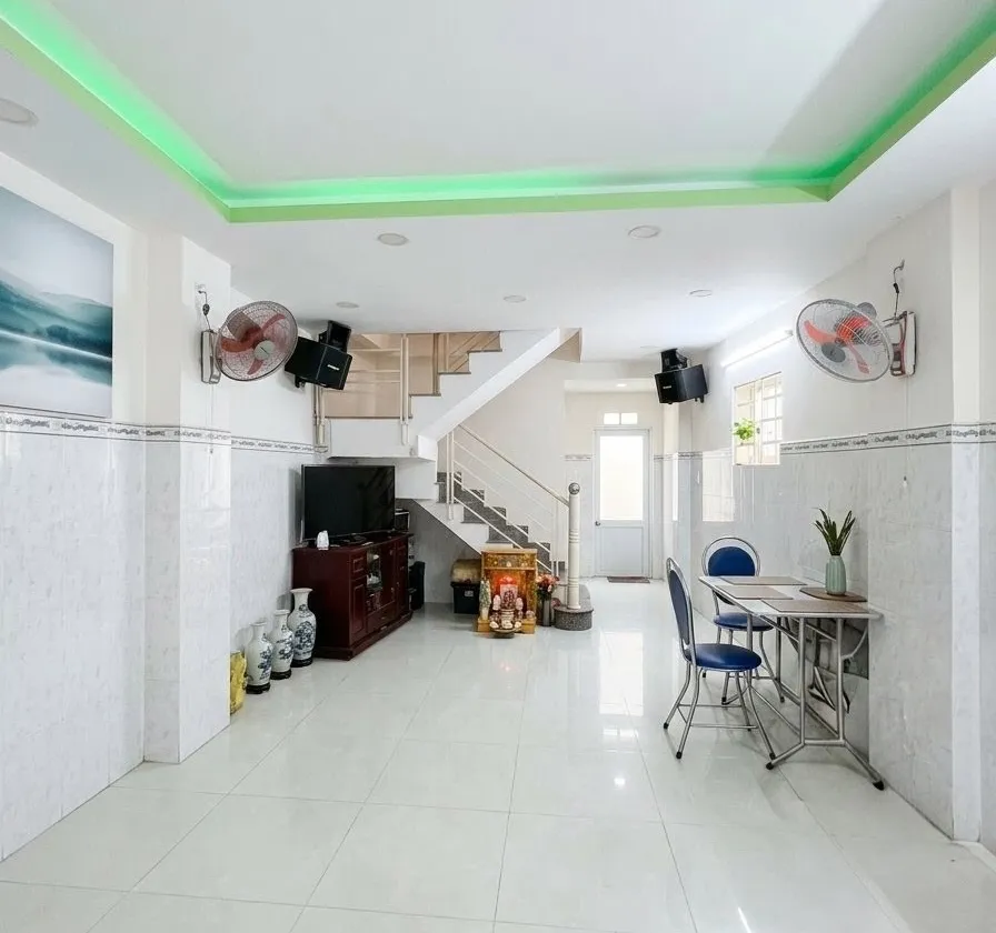 Nhà Tân Bình - Lạc Long Quân, 3 tầng ở ngay - KD - ngang hơn 4m - dài hơn 10m - hơn 5 tỷ.... Bán nhà riêng tại Bảy Hiền, Hồ Chí Minh 01